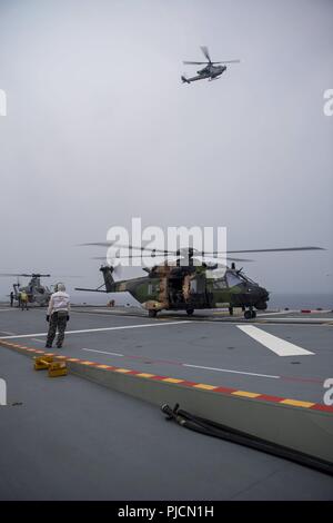 Océan Pacifique (Juillet 23, 2018) de la Royal Australian Navy landing helicopter dock navire HMAS Adelaide (L01) effectue des qualifications d'appontage avec deux AH-1Z Cobras, affecté à la 'Scarface' de l'Escadron d'attaque légère Marine (HMLA) 367, et d'une Marine royale australienne hélicoptère multirôle-90 au cours de l'exercice Rim of the Pacific (RIMPAC), le 23 juillet. C'est la première fois qu'Adélaïde a mené des opérations de vol avec Marine AH-1Z Cobras. Vingt-cinq nations, 46 navires, 5 sous-marins, et d'environ 200 avions et 25 000 personnes participent à l'EXERCICE RIMPAC du 27 juin au 2 août dans et autour de Banque D'Images