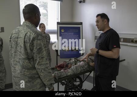 Dominic Trujillo-Hobbs, 374e groupe médical de l'opérateur, le Colonel mémoires simulation Otis C. Jones, 374e Airlift Wing commander, sur le rôle du laboratoire de simulation a pour assurer la formation adéquate du personnel médical au cours de l'OMD 374 tour d'immersion à Yokota Air Base, Japon, Juillet 24, 2018. Le laboratoire de simulation forme plus de 800 étudiants, l'accumulation des 1 800 heures de formation sur une base annuelle, des dossiers du personnel à jour sur leurs certifications. Banque D'Images