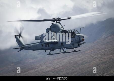 Hawaï (24 juillet 2018) un Corps des Marines américains AH-1Z Viper affectés à l'Escadron d'hélicoptères d'attaque légère Marine 367 (HMLA-367) participe à une simulation de récupération d'aéronefs tactiques et de personnel (TRAP) mission au cours de l'EXERCICE RIMPAC) exercent sur les îles Hawaï, le 24 juillet 2018. RIMPAC fournit une formation de valeur pour la tâche-organisé, hautement capable air-sol marin Task Force et améliore la capacité d'intervention de crise critique de Marines américains dans le Pacifique. Vingt-cinq nations, 46 navires, 5 sous-marins, environ 200 avions et 25 000 personnes participent à l'EXERCICE RIMPAC de Banque D'Images