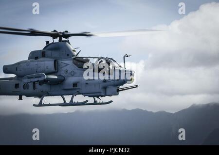 MARINE CORPS BASE HAWAII (24 juillet 2018) un Corps des Marines américains AH-1Z Viper affectés à l'Escadron d'hélicoptères d'attaque légère Marine 367 (HMLA-367) participe à une simulation de récupération d'aéronefs tactiques et de personnel (TRAP) mission au cours de l'EXERCICE RIMPAC) exercent sur les îles Hawaï, le 24 juillet 2018. RIMPAC fournit une formation de valeur pour la tâche-organisé, hautement capable air-sol marin Task Force et améliore la capacité d'intervention de crise critique de Marines américains dans le Pacifique. Vingt-cinq nations, 46 navires, 5 sous-marins, environ 200 avions et 25 000 membres du personnel sont rési Banque D'Images