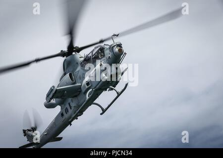 Hawaï (24 juillet 2018) un Corps des Marines américains AH-1Z Viper affectés à l'Escadron d'hélicoptères d'attaque légère Marine 367 (HMLA-367) participe à une simulation de récupération d'aéronefs tactiques et de personnel (TRAP) mission au cours de l'EXERCICE RIMPAC) exercent sur les îles Hawaï, le 24 juillet 2018. RIMPAC fournit une formation de valeur pour la tâche-organisé, hautement capable air-sol marin Task Force et améliore la capacité d'intervention de crise critique de Marines américains dans le Pacifique. Vingt-cinq nations, 46 navires, 5 sous-marins, environ 200 avions et 25 000 personnes participent à l'EXERCICE RIMPAC de Banque D'Images