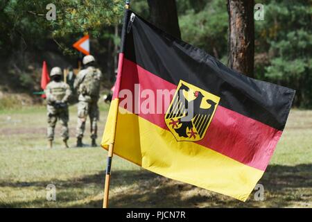 Des soldats américains avec le 18e Bataillon de soutien et de maintien en puissance de combat de l'armée allemande des soldats effectuent une formation sur les armes allemandes, la familiarisation et l'épreuve de qualification pour démontrer l'interopérabilité et de renforcer le partenariat de la cohésion sociale à la 7e Armée, le commandement de l'aire d'entraînement Grafenwoehr, Allemagne, le 20 juillet 2018. Banque D'Images