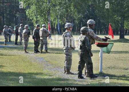 Des soldats américains avec le 18e Bataillon de soutien et de maintien en puissance de combat de l'armée allemande des soldats effectuent une formation sur les armes allemandes, la familiarisation et l'épreuve de qualification pour démontrer l'interopérabilité et de renforcer le partenariat de la cohésion sociale à la 7e Armée, le commandement de l'aire d'entraînement Grafenwoehr, Allemagne, le 20 juillet 2018. Banque D'Images