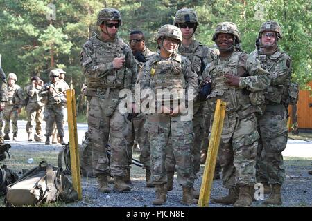 Des soldats américains avec le 18e Bataillon de soutien au maintien en puissance de combat attendent le début d'une formation sur les armes allemandes, la familiarisation et l'épreuve de qualification pour démontrer l'interopérabilité et de renforcer le partenariat de la cohésion sociale à la 7e Armée, le commandement de l'aire d'entraînement Grafenwoehr, Allemagne, le 20 juillet 2018. Banque D'Images