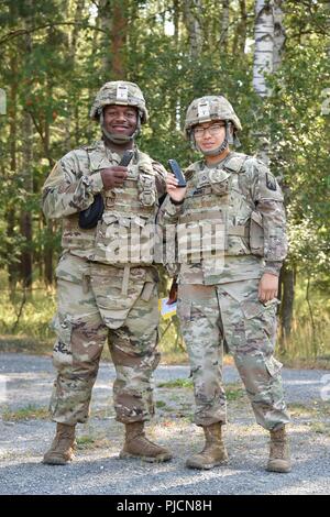 Des soldats américains avec le 18e Bataillon de soutien au maintien en puissance de combat sourire pour une photo lors d'une formation sur les armes allemandes, la familiarisation et l'épreuve de qualification pour démontrer l'interopérabilité et de renforcer le partenariat de la cohésion sociale à la 7e Armée, le commandement de l'aire d'entraînement Grafenwoehr, Allemagne, le 20 juillet 2018. Banque D'Images