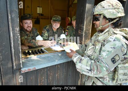 Un soldat américain avec le 18e Bataillon de soutien au maintien en puissance de combat reçoit les munitions pour armes allemandes, une formation de familiarisation et d'épreuve de qualification pour démontrer l'interopérabilité et de renforcer le partenariat de la cohésion sociale à la 7e Armée, le commandement de l'aire d'entraînement Grafenwoehr, Allemagne, le 20 juillet 2018. Banque D'Images