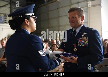 Le s.. Stephanie Briones 434e Escadron de soutien de la Force et l'honneur du technicien services membre de la garde, les mains hors de la retraite d'un drapeau plié (Ret.) Le colonel Hiram 'Paul' Gates III, 434e Escadre de ravitaillement en vol vice-commandant. Gates a pris sa retraite après 30 années de service le 1 juillet, 2018 à Grissom Air Reserve Base, Ind. Banque D'Images