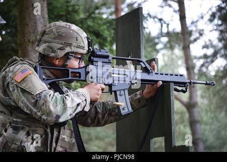 Un soldat américain avec le 18e Bataillon de soutien au maintien en puissance de combat tire un fusil G36 lors d'une formation sur les armes allemandes, la familiarisation et l'épreuve de qualification pour démontrer l'interopérabilité et de renforcer le partenariat de la cohésion sociale à la 7e Armée, le commandement de l'aire d'entraînement Grafenwoehr, Allemagne, le 20 juillet 2018. Banque D'Images