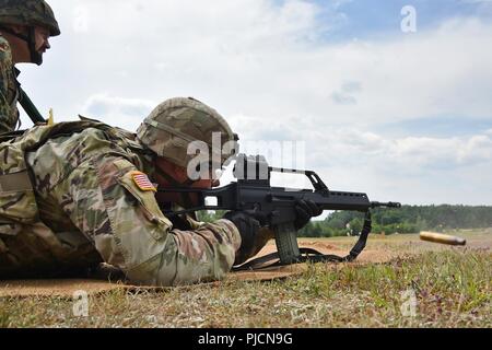 Un soldat américain avec le 18e Bataillon de soutien au maintien en puissance de combat tire un fusil G36 lors d'une formation sur les armes allemandes, la familiarisation et l'épreuve de qualification pour démontrer l'interopérabilité et de renforcer le partenariat de la cohésion sociale à la 7e Armée, le commandement de l'aire d'entraînement Grafenwoehr, Allemagne, le 20 juillet 2018. Banque D'Images