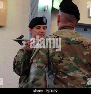 Comme un symbole de l'achèvement d'une transition de l'autorité sur le Centre de gestion médicale guerrier déployé, soutien médical 7221St Commandant de l'unité, le Lieutenant-colonel Katherine Marr, déploie l'unité guidon lors d'une cérémonie menée au Centre médical régional de Landstuhl, en Allemagne, le 12 juillet 2018. Le 7221St prend le commandement de l'DWMMC du 7217th MUS, et sera en poste en Allemagne pour un an. Banque D'Images