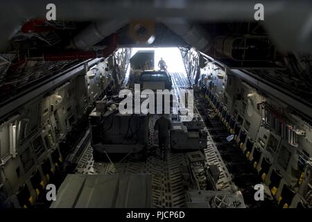 Les membres de la 366e Escadre de chasse de décharger un C-17 Globemaster III au cours de Gunfighter Flag 18-3, le 12 juillet 2018, à Gowen Field, New York. Les participants ont fait preuve de la capacité d'appuyer les opérations de vol dans d'autres emplacements. Banque D'Images