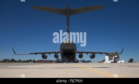 Les membres de la 366e Escadre de chasse de décharger un C-17 Globemaster III au cours de Gunfighter Flag 18-3, le 12 juillet 2018, à Gowen Field, New York. Les participants ont fait preuve de la capacité d'appuyer les opérations de vol dans d'autres emplacements. Banque D'Images