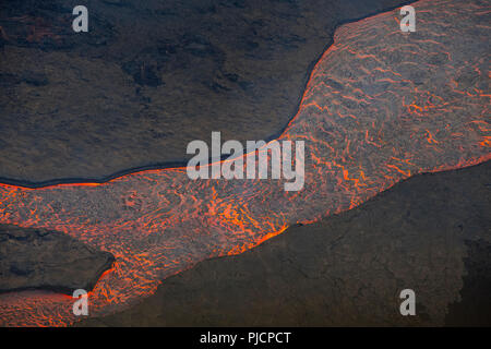 Éruption de lave à partir de la fissure, 8 de la zone de rift du volcan Kilauea près de Pahoa trésorerie comme une rivière à travers rougeoyant, New York District inférieur de l'île de Puna Banque D'Images