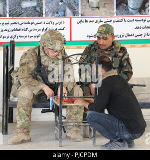 GHAZNI, en Afghanistan (4 juillet 2018) - Un soldat de l'Armée américaine au sein de l'Équipe spéciale des forces de sécurité sud-est, joue aux dames avec un partenaire de l'Armée nationale afghane, au cours d'un conseiller par les Afghans, l'opération a permis de d'obtenir le sud de la province de Ghazni, le 30 juin au 9 juillet. Les deux soldats d'établir des relations à travers des expériences communes comme ceci à la coordination opérationnelle de Ghazni Center-provinciale dans la ville de Ghazni. Banque D'Images