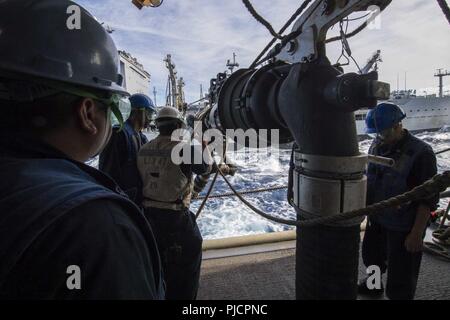 Océan (21 juillet 2018) marins affectés à l'île de Whidbey-class landing ship dock USS Rushmore (LSD 47) attacher une sonde de ravitaillement pendant un ravitaillement en mer. Cette formation a permis à la Marine et aux marins de maintenir les compétences acquises au cours d'une période de six mois du cycle de formation de pré-déploiement, et comprenaient la planification et l'exécution d'opérations en mer, de la taille d'entreprise et d'hélicoptères de combat, des raids amphibies adresse au tir, et les opérations de convoi. L'Essex ARG/MEU est une équipe solide, souple, adaptée et conforme force capable de la guerre de manœuvre dans tous les domaines, il est équipé et scalabl Banque D'Images