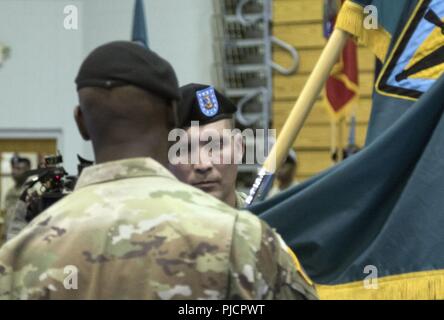 Le Sgt commande. Le major Jerimiah Gan prend les couleurs Fort Jackson de Brig. Le général Milford 'Beagle' Beags Jr., commandant de poste, au cours d'une cérémonie de changement de responsabilité le 20 juillet au Centre Salomon sur le post. Banque D'Images