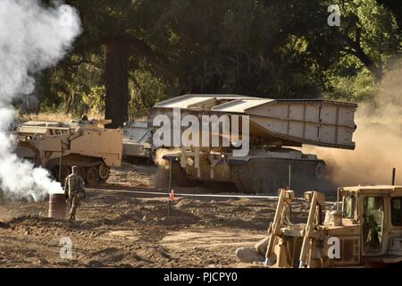 L'exercice de formation de soutien au combat 91-18-01 qui aura lieu à Fort Hunter Liggett, en Californie au cours de juillet 2018 apporte diverses unités de soutien de l'ensemble du pays (et d'autres pays) à travailler ensemble sur différents scénarios. Médias ont été invités à observer un exercice avec les forces américaines violer un campement ennemi (rôle joué par les autres unités de l'armée américaine) à l'aide d'ingénieurs de combat pour combler un fossé anti-véhicule et déployer une Vehicle-Launched M60 Armored Bridge, le 22 juillet. Contrôleur observateur notait les formateurs sur la tactique des unités et de la réussite de la mission. Banque D'Images