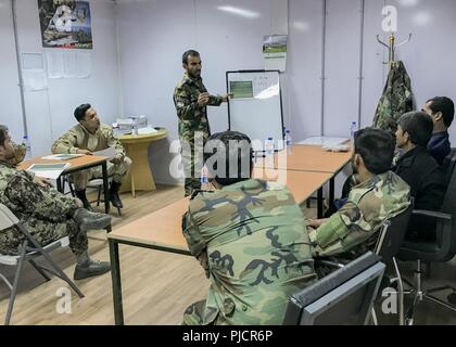 Kaboul, Afghanistan (Juillet 22, 2018) -- 2 Le lieutenant Shir, Afghan Air Force A-29 responsable, indique à la sécurité des armes des universitaires et la familiarisation en préparation de la formation de charge de munitions le 22 juillet 2018, l'Escadre aérienne de Kaboul, Afghanistan. Former, conseiller et assister les conseillers vous Command-Air Shir évaluer en tant qu'instructeur puis certifier comme l'un des premiers Afghan Air Force A-29 agents certificateurs d'armes. Banque D'Images