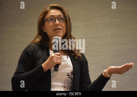 Sylvia Lopez, 88e Division de l'état de préparation du programme du ruban jaune, gestionnaire de la réserve de l'armée américaine accueille les soldats et leurs familles à la 88e RD ruban jaune du programme de réinsertion, d'événements à Schaumburg, Illinois, le 22 juillet. Banque D'Images