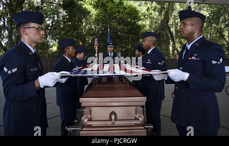 Hurlburt Field les membres de la garde d'honneur effectuer une distinction au cours d'obsèques leurs diplômes à Hurlburt Field, en Floride, le 13 juillet 2018. C'était la première Hurlburt Field sur la garde d'honneur cérémonie de remise de diplômes à une fonction funéraire spécialisé, ce qui a permis de présenter les résultats des diplômés de leurs deux semaines de formation. Banque D'Images