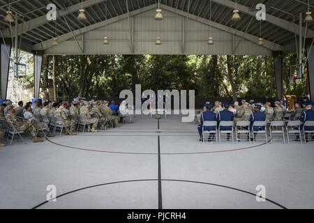 Les commandos de l'air Champ Hurlburt assister à une garde d'honneur l'obtention du diplôme à Hurlburt Field, en Floride, le 13 juillet 2018. C'était la première Hurlburt Field sur la garde d'honneur cérémonie de remise de diplômes à une fonction funéraire spécialisé ; le changement a permis de présenter les résultats des diplômés de leurs deux semaines de formation. Banque D'Images