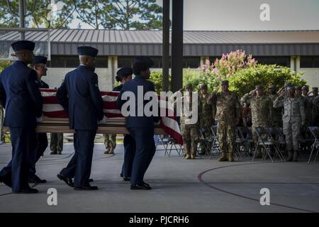 Hurlburt Field sur la garde d'honneur membres portent un cercueil vide pendant leurs diplômes à Hurlburt Field, en Floride, le 13 juillet 2018. C'était la première Hurlburt Field sur la garde d'honneur cérémonie de remise de diplômes à une fonction funéraire spécialisé, ce qui a permis de présenter les résultats des diplômés de leurs deux semaines de formation. Banque D'Images