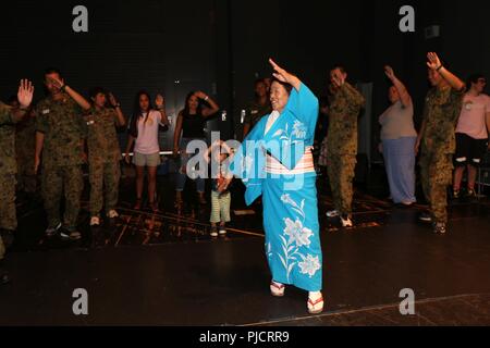 Masako Kawasaki, un instructeur bénévole de la Zama City Women's Association, enseigne les membres de la garnison de l'armée américaine Japon communauté une danse traditionnelle japonaise, le 19 juillet 2018, dans le camp de Zama Centre récréatif pour les préparer à la garnison le 4 août du Bon Odori festival portes ouvertes. Banque D'Images