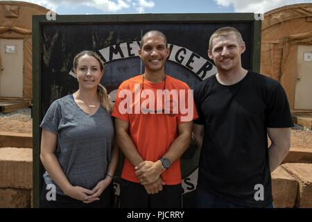 Le capitaine de l'US Air Force Melanie Gates, à gauche, le Capitaine Nick McKenzie, et le Capitaine Richard Thorsted, tous ceux qui sont en avant des forces spéciales dans le nord-ouest de l'Afrique membres de l'équipe chirurgicale au sol, se réunir pour une photo à la Base Aérienne 101 Niger, Niamey, Niger, le 21 juin 2018. Les trois médecins a récemment terminé l'école de médecine et servent leur premier déploiement. Elles sont déployées à partir de Travis Air Force Base, en Californie. Banque D'Images