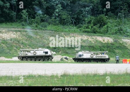 Un véhicule à chenilles est tiré à partir d'une mire pit 19 juillet 2018, sur l'Amérique Post par un M88A1 Medium-Tracked Véhicule de récupération après avoir été "coincé" dans le cadre de cours de formation pour la formation régionale Site (RTS)-maintenance dépannage de véhicules à chenilles bien sûr. Le cours a été la dernière des trois sessions tenues au cours de l'exercice 2018. Le cours fournit les compétences supplémentaires H8 identificateur pour 91 soldats et la série se compose de 134 heures de cours, le champ et la formation pratique. Le cours se concentre sur la détermination des méthodes de récupération ; l'exploitation de l'équipement de découpage du métal ; chenilles contrôles de maintenance préventive Banque D'Images