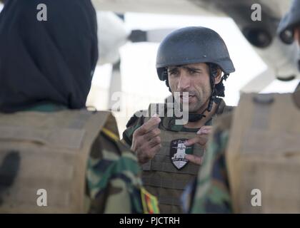 L'escadre aérienne de Kaboul, Afghanistan (2 juillet 2018) -- Le Sgt. Afghan Air Force, Hameedullah Fly-Away Security Team (FAST) plomb, souligne l'importance de l'attention au détail le 2 juillet 2018, l'Escadre aérienne de Kaboul, Afghanistan. L'équipe rapide est responsable de la sécurisation des biens et des Afghans au cours des missions de vol de là. Banque D'Images