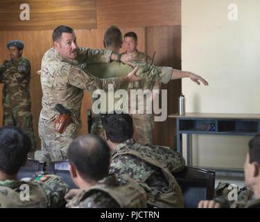 L'escadre aérienne de Kaboul, Afghanistan (2 juillet 2018) -- Tech. Le Sgt. Justin Yungvirt, former, conseiller et aider - conseiller, commande de l'air montre la bonne façon de rechercher quelqu'un lors d'entraînement de l'équipe de sécurité Fly-Away 2 juillet 2018, l'Escadre aérienne de Kaboul, Afghanistan. La formation des aviateurs afghans enseigne la façon d'assurer la sécurité de fly-away missions. Banque D'Images