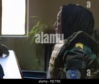 L'escadre aérienne de Kaboul, Afghanistan (2 juillet 2018) Le Sgt. Fahima, Afghan Air Force Fly-Away Security Team (FAST) membre de la sécurité des aéronefs au cours de formation rapide, 2 juillet 2018, l'Escadre aérienne de Kaboul, Afghanistan. Fahima est la première femme afghane membre rapide. Banque D'Images