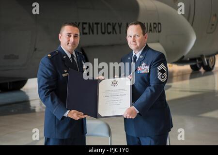 Le major Jerry Zollman (à gauche), commandant de la 123e Escadron de maintenance, présente le certificat de sa retraite pour chef Master Sgt. Chris Burgin, surintendant de la 123e groupe d'entretien, durant la retraite de Burgin cérémonie à la base de la Garde nationale aérienne du Kentucky à Louisville, Ky., le 14 juillet 2018. A été le premier chef de Burgin sergent principal choisi pour occuper le poste de surintendant nouvellement créé pour le 123e groupe de maintenance. Banque D'Images