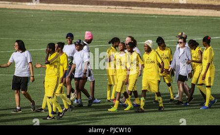 Les aviateurs de l'US Air Force de la Base Aérienne 201 Nigériens de rire et de "high five" avec une équipe féminine de soccer locales après avoir terminé un match le 4 juillet 2018 à Agadez, Niger. Air Base 201's de l'équipe des affaires civiles s'efforce de poursuivre les efforts de planification de l'événement local en étroite coordination avec leurs partenaires de la nation hôte, qu'ils travaillent contre les acteurs qui cherchent à déstabiliser la région. Banque D'Images