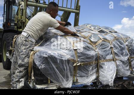 Le s.. Mauricio Castaneda, 23d de l'Escadron de préparation logistique sous-sous-officier responsable des opérations de terminal de l'air, l'eau de la cargaison, le 5 juillet 2018, à Moody Air Force Base, Ga. Les aviateurs chargés d'environ 68 000 livres de fret pour le 75ème escadron de chasse (FS). Le 75e FS et unités de soutien récemment déployées dans un endroit tenu secret, dans le sud-ouest de l'Asie dans le cadre de l'opération Bouclier spartiate. Banque D'Images