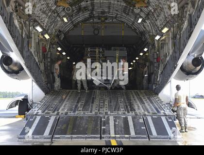 Aviateurs à partir de la 23ème escadron de préparation logistique charger des cargaisons en un C-17 Globemaster III, le 5 juillet 2018, à Moody Air Force Base, Ga. Les aviateurs chargés d'environ 68 000 livres de fret pour le 75ème escadron de chasse (FS). Le 75e FS et unités de soutien récemment déployées dans un endroit tenu secret, dans le sud-ouest de l'Asie dans le cadre de l'opération Bouclier spartiate. Banque D'Images