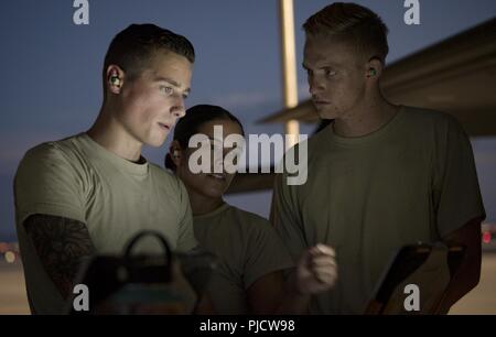 Airman Senior Alan Roach, le s.. Samantha et Stimeling Delongey Nolan Navigant de première classe, 57e Escadron de maintenance des aéronefs de l'Unité de maintenance d'aéronefs de la foudre les techniciens en systèmes d'armement, effectuer des tests sur un F-35A Lightning II fighter jet à Nellis Air Force Base, au Nevada, le 24 juillet 2018. Les techniciens en systèmes d'armement souvent tester et évaluer les systèmes d'un avion pour s'assurer que tout est en ordre de marche. Banque D'Images