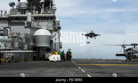 Océan Pacifique - Un F-35B Lightning II de Marine Fighter Attack Squadron 211, 13e Marine Expeditionary Unit (MEU), des terres à bord de la classe Wasp-navire d'assaut amphibie USS Essex (DG 2), lors d'un déploiement prévu de la Essex Groupe amphibie (ARG) et la 13e MEU, le 24 juillet 2018. L'Essex ARG/MEU est une équipe solide, souple, réactive et cohérente capable de la guerre de manœuvre dans tous les domaines, il est équipé et évolutive pour répondre à n'importe quelle crise de l'aide humanitaire et des secours aux opérations de contingence. L'Essex et ARG 13e MEU est le premier co Banque D'Images