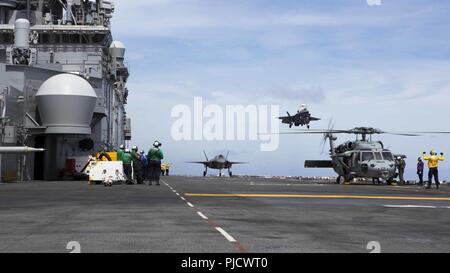 Océan Pacifique - Un F-35B Lightning II de Marine Fighter Attack Squadron 211, 13e Marine Expeditionary Unit (MEU), des terres à bord de la classe Wasp-navire d'assaut amphibie USS Essex (DG 2), lors d'un déploiement prévu de la Essex Groupe amphibie (ARG) et la 13e MEU, le 24 juillet 2018. L'Essex ARG/MEU est une équipe solide, souple, réactive et cohérente capable de la guerre de manœuvre dans tous les domaines, il est équipé et évolutive pour répondre à n'importe quelle crise de l'aide humanitaire et des secours aux opérations de contingence. L'Essex et ARG 13e MEU est le premier co Banque D'Images