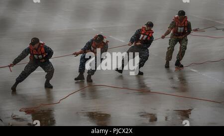 Les marins de la Marine américaine affecté à missiles USS Gonzalez (DDG 66) station d'aider l'USNS Robert E. Peary (T-AKE-5), Lewis et Clark, une classe de navire à cargaison sèche à l'appui de l'exercice TRIDENT 18-4 à Norfolk, en Virginie, le 24 juillet, 2018. L'exercice Trident est une major J7 Capacité de formation nationale mixte (JNTC) accréditées Exercice conjoint du programme. L'Exercice TRIDENT Series est une United States Special Operations Command (SOCOM), le commandement des opérations spéciales de la Marine (CDSN) exécuté, Commission paritaire maritime la certification et la validation de l'exercice de préparation de mission (MRX) qui offre réaliste et pertinent Banque D'Images