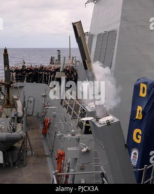 Océan Pacifique (12 juillet 2018) - missiles USS Sterett (DDG 104) lance un repère (MK) 234 actif d'un leurre Offboard Nulka MK 53 Decoy Système de lancement au cours de l'exercice Rim of the Pacific (RIMPAC). Vingt-cinq nations, 46 navires, 5 sous-marins, environ 200 avions et 25 000 personnes ont participé à l'EXERCICE RIMPAC du 27 juin au 2 août dans et autour des îles Hawaï et la Californie du Sud. Le plus grand exercice maritime international RIMPAC, fournit une formation unique alors que la promotion et le soutien de relations de coopération entre les participants essentiels à e Banque D'Images