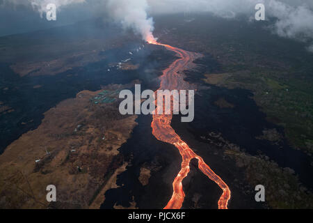 La lave en éruption à partir de la fissure, 8 de la zone de rift du volcan Kilauea dans Leilani Estates, près de Pahoa, Hawaii, et s'écoule comme une descente de la rivière de lave rougeoyante Banque D'Images