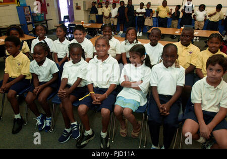 Sarasota, Floride, USA. 31 juillet, 2002. Presque 1 an après le 11 septembre 2001, l'ancienne classe de deuxième catégorie à partir de 2001 de Mme Kay Daniels à l'école élémentaire Emma E. Booker a une réunion. C'était le président George Bush a été à la lecture lorsqu'il a entendu parler de l'attaque sur les deux tours. Ce sont ses anciens élèves sur leur première journée d'école d'entrer dans la troisième année. Photo prise le premier jour de l'école. Le 31 juillet, 2002. (Jessica Mann/Orlando Sentinel) Banque D'Images