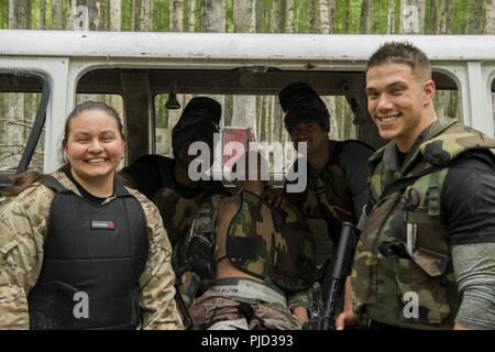 Le personnel du 673d Medical Group posent pour une photo lors de l'application pratique de la situation de combat tactique à l'extrême au cours de Paintball Warrior Joint Base Elmendorf-Richardson, Alaska, le 13 juillet 2018. Le cours est l'occasion pour chaque étudiant de fournir des soins sous le feu, effectuer des soins sur le terrain tactique sur ceux qui sont blessés et exécuter une évacuation tactique. Banque D'Images