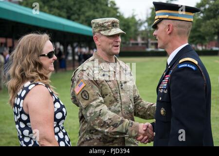 Le Maj Gen, Bradley A. Becker (centre), serre la main avec le Colonel Jason T. Garkey, commandant sortant, Régiment d'infanterie américain 3d, (la vieille garde), à la suite d'un changement de commandement, cérémonie de changement de responsabilité, sur Summerall Champ, 17 juillet 2018. Au cours de la cérémonie, Garkey a cédé le commandement au Colonel James J. Tuite, tandis que le sergent de la commande. Le Major Scott Beeson, le sergent-major de commandement régimentaire sortant, a transféré la responsabilité de commander le Sgt. Le major Edwin T. Brooks. Banque D'Images