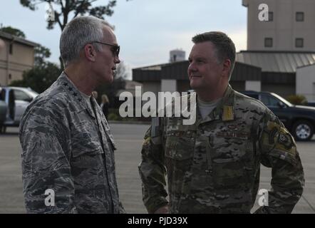 Le lieutenant général de l'US Air Force Brad Webb, commandant de l'Air Force Special Operations Command, se félicite de l'US Air Force Général Paul J. Selva, vice-président de l'état-major interarmées, à Hurlburt Field, en Floride, le 16 juillet 2018. Selva est rendu à Hurlburt pour une immersion AFSOC que a mis l'accent sur les compétences et capacités uniques de commandos de l'air et ont acquis une meilleure compréhension de la valeur stratégique AFSOC offre en tout temps, en tout lieu. Banque D'Images