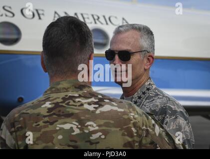 Le lieutenant général de l'US Air Force Brad Webb, commandant de l'Air Force Special Operations Command, se félicite de l'US Air Force Général Paul J. Selva, vice-président de l'état-major interarmées, à Hurlburt Field, en Floride, le 16 juillet 2018. Selva est rendu à Hurlburt pour une immersion AFSOC que a mis l'accent sur les compétences et capacités uniques de commandos de l'air et ont acquis une meilleure compréhension de la valeur stratégique AFSOC offre en tout temps, en tout lieu. Banque D'Images