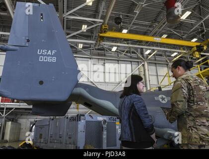 Ricki Selva, épouse du U.S. Air Force Général Paul J. Selva, vice-président du Joint Chiefs of Staff, tours un CV-22 Osprey avion à rotors basculants, lors d'une visite à Hurlburt Field, en Floride, le 17 juillet 2018. Selva et le vice-président a visité Hurlburt pour un Air Force Special Operations Command soulignant l'immersion du Commando de l'air compétences spéciales et des capacités uniques d'acquérir une meilleure compréhension de la valeur stratégique AFSOC offre à la mission en tout temps, en tout lieu. Banque D'Images