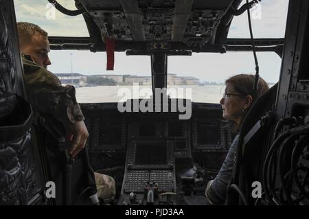 Ricki Selva, épouse du U.S. Air Force Général Paul J. Selva, vice-président du Joint Chiefs of Staff, tours un CV-22 Osprey avion à rotors basculants, lors d'une visite à Hurlburt Field, en Floride, le 17 juillet 2018. Selva et le vice-président a visité Hurlburt pour un Air Force Special Operations Command soulignant l'immersion du Commando de l'air compétences spéciales et des capacités uniques d'acquérir une meilleure compréhension de la valeur stratégique AFSOC offre à la mission en tout temps, en tout lieu. Banque D'Images