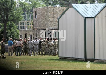 Les étudiants dans l'armée 68 W du champ de carrière formation complète dans une classe d'évacuation tactique Le 12 juillet 2018, au centre de formation à la simulation médicale Fort McCoy, Wisconsin (Etats-Unis) La classe fait partie du cours de maintien en puissance 68 W TC appelé 8-800, qui est un infirmier de l'armée de 48 heures cours de recyclage. Banque D'Images